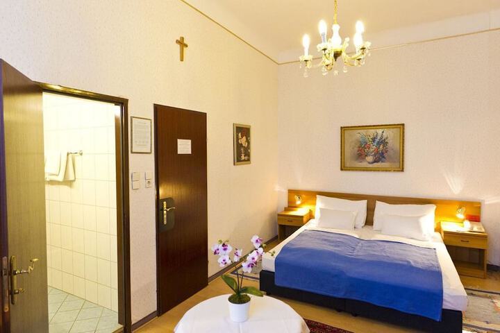 Room 9 of 33