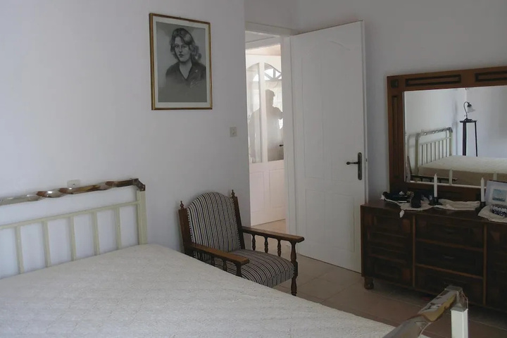 Room 2 of 10