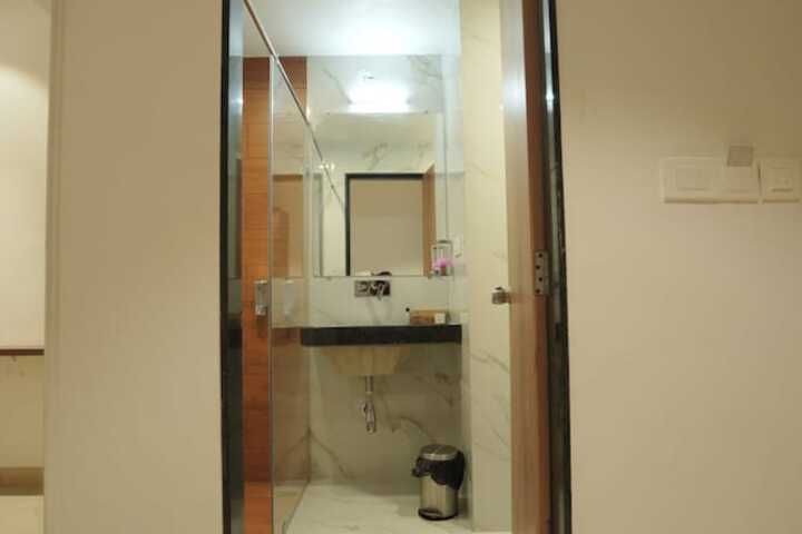 Room 64 of 102
