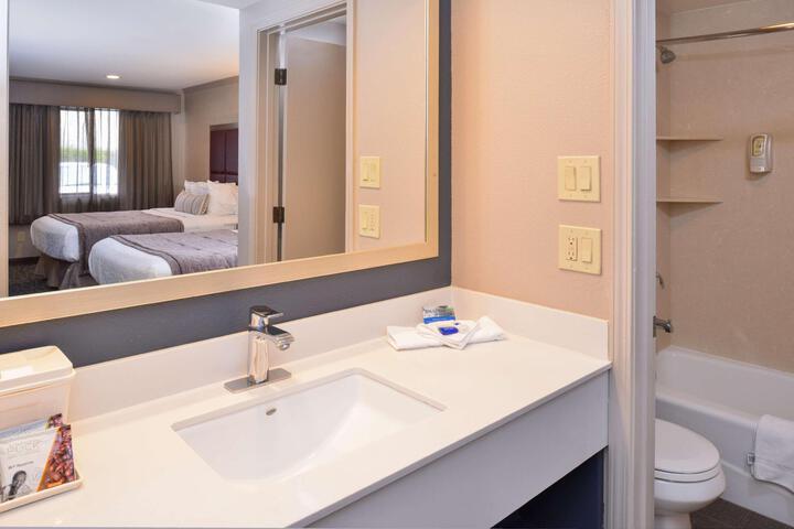 1 Queen Bed Ground Floor Microwave and Refrigerator WiFi Full Breakfast (9 of 11)