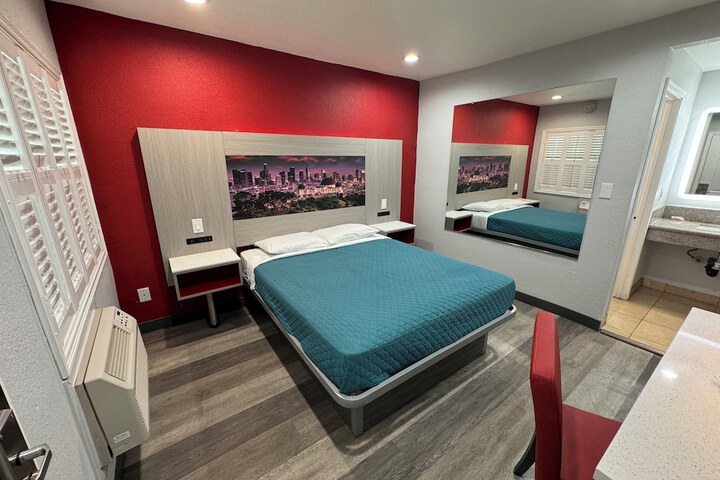 1 Queen Bed (20 of 44)
