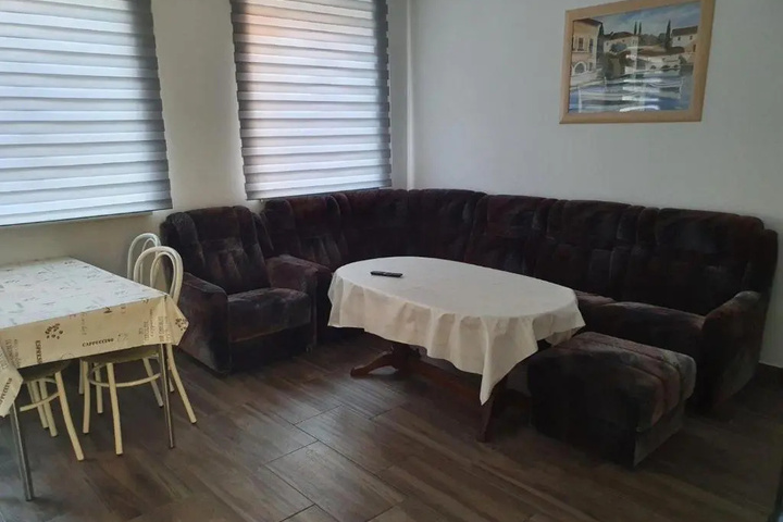 Room 5 of 10