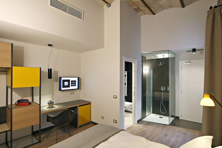 Room 102 of 167