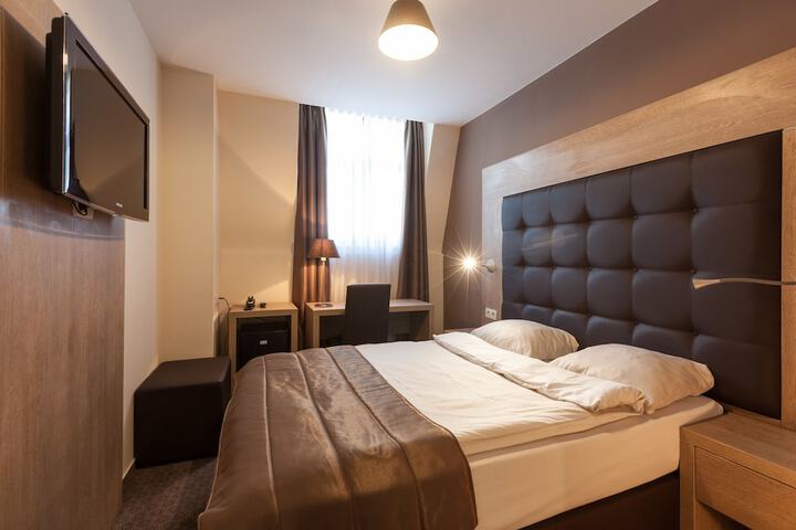 Room 4 of 28