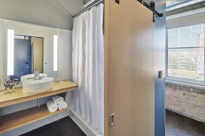 Room 25 of 62