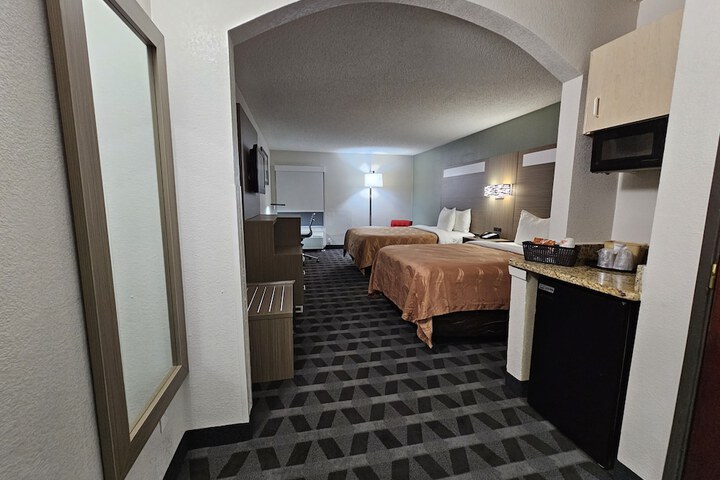 2 Double Beds (9 of 19)