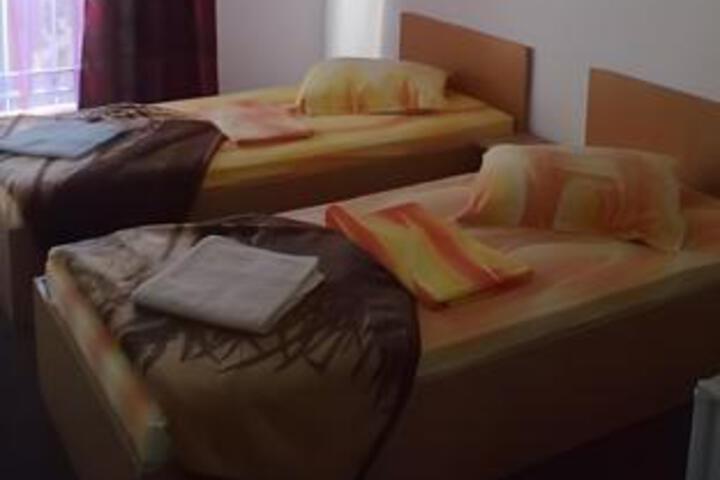 Room 6 of 10