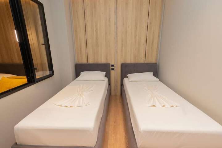 Room 12 of 80