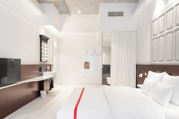 Room 10 of 42