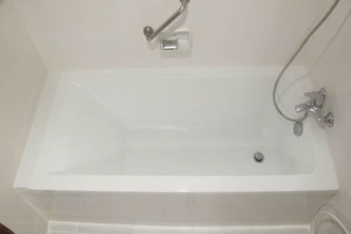 Deep soaking bathtub