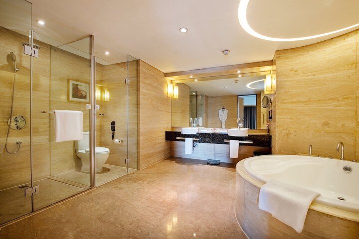 Room 18 of 120
