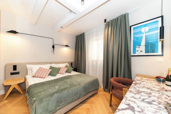 Room 2 of 37