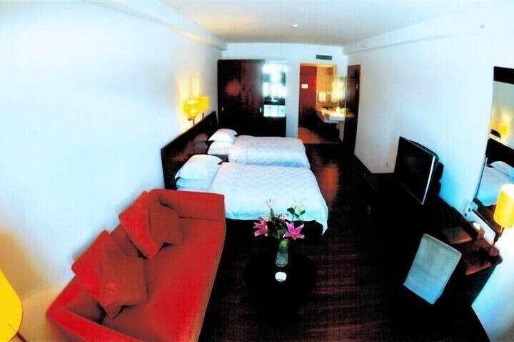 Room 11 of 16