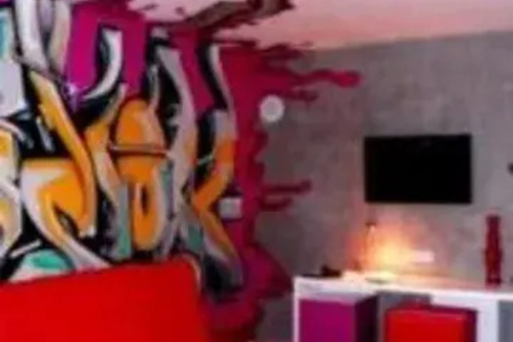 Room 6 of 10