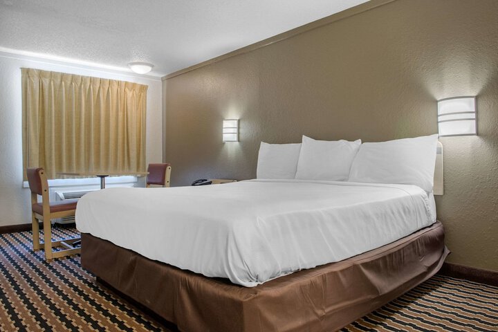 1 King Bed (11 of 15)