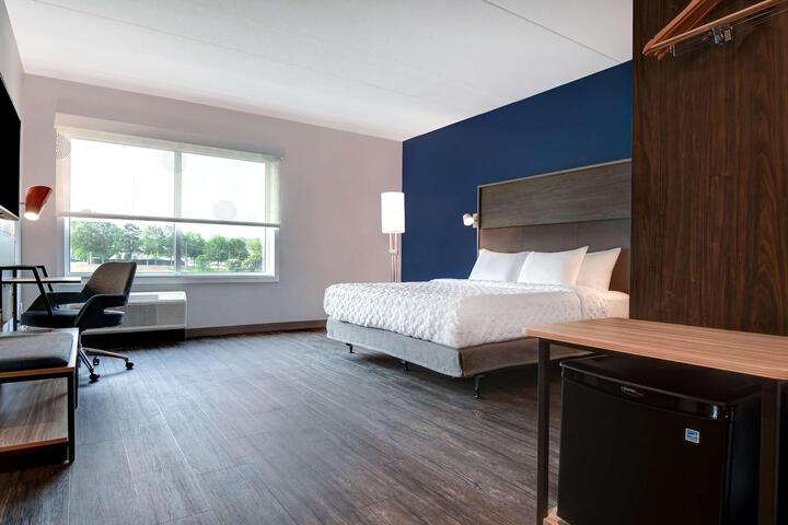 1 King Bed (3 of 18)