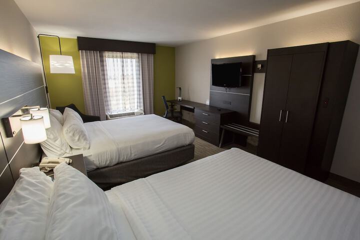 2 Queen Beds (9 of 17)