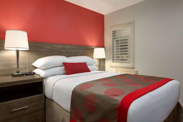 1 Queen Bed (2 of 2)