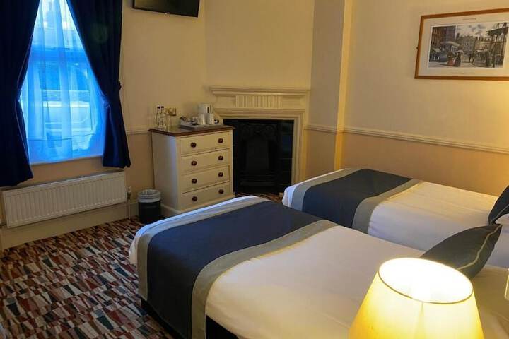 Room 4 of 28