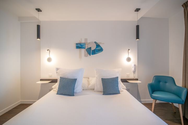 Room 6 of 32