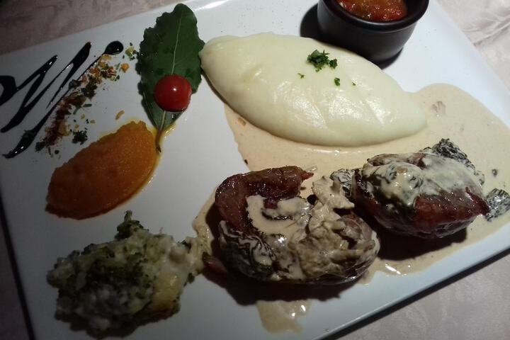 Dining 33 of 53