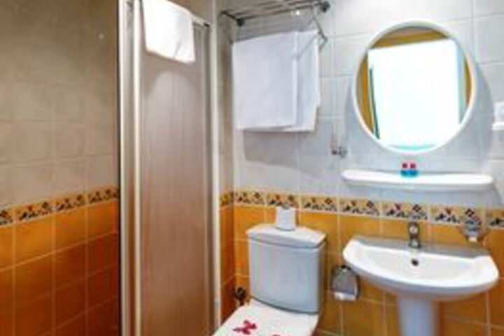 Room 8 of 16