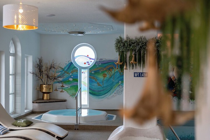 Pool 33 of 77