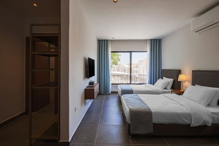Room 13 of 34