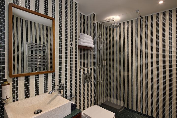 Room 32 of 52