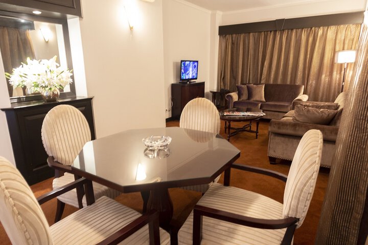 Lounge 27 of 48