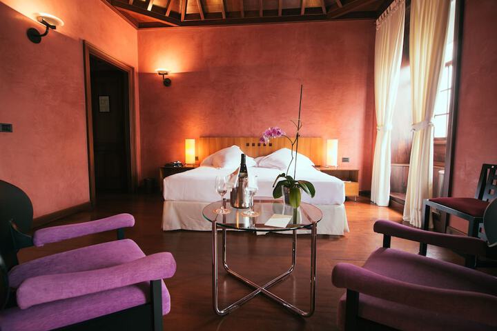 Room 4 of 52