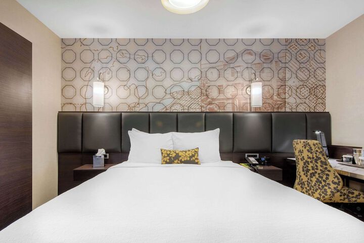 1 Queen Bed (5 of 7)