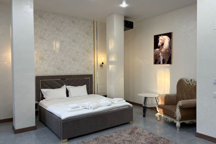 Room 6 of 17