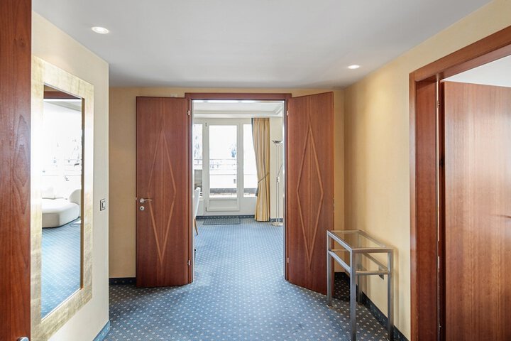 Room 44 of 93