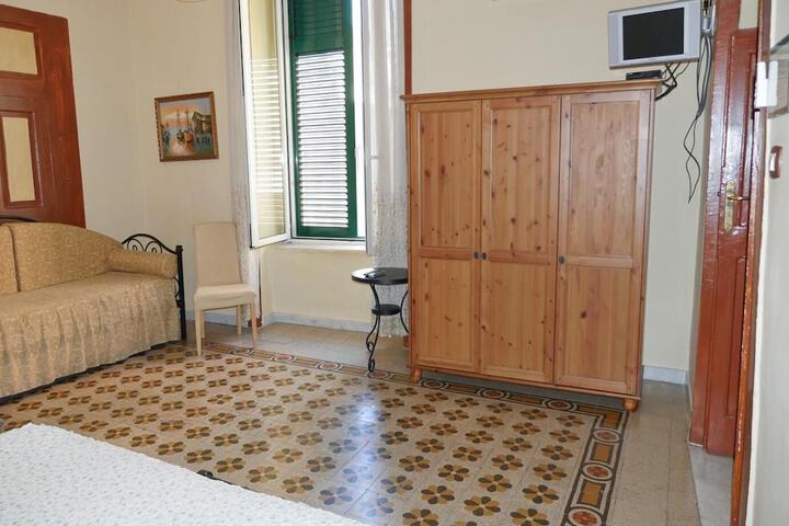 Room 8 of 18