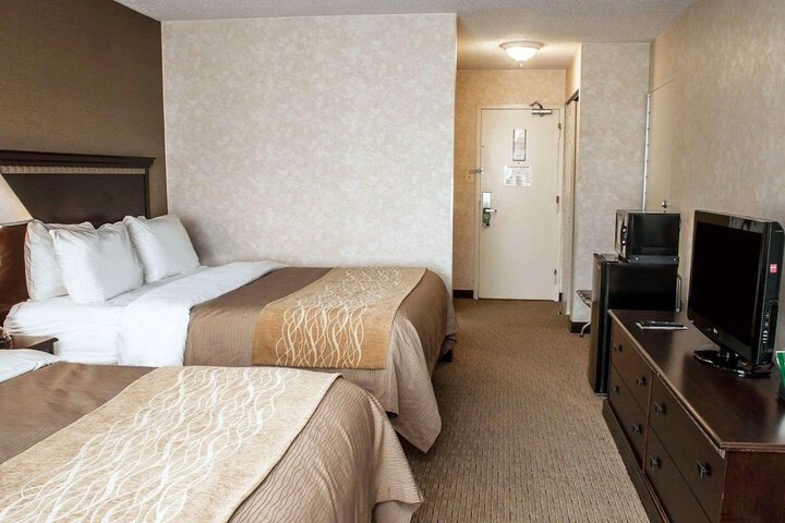 1 Queen Bed (6 of 14)