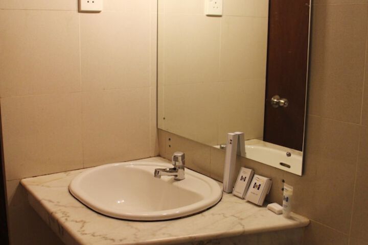Room 16 of 40