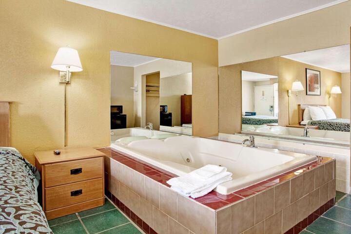 1 Queen Bed (2 of 3)