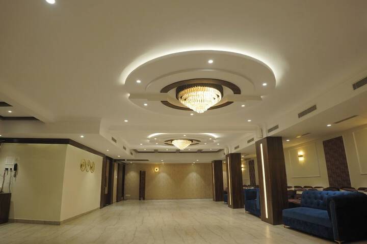 Ballroom/Hall 25 of 29