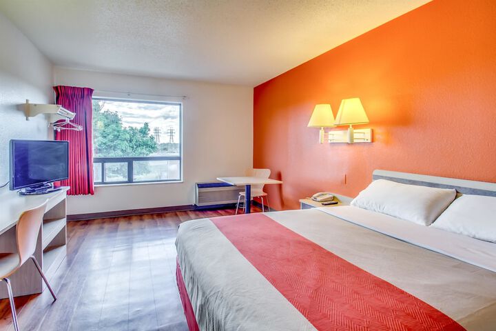 1 Queen Bed (8 of 13)