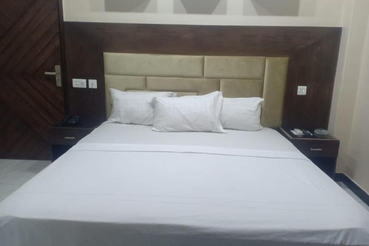 Room 9 of 12
