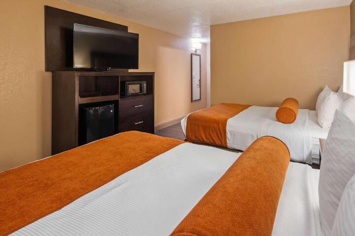 2 Queen Beds Microwave and Refrigerator WiFi Continental Breakfast (3 of 6)