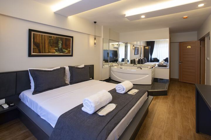 Room 6 of 12