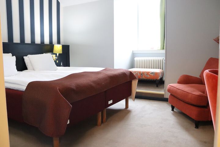Room 42 of 102