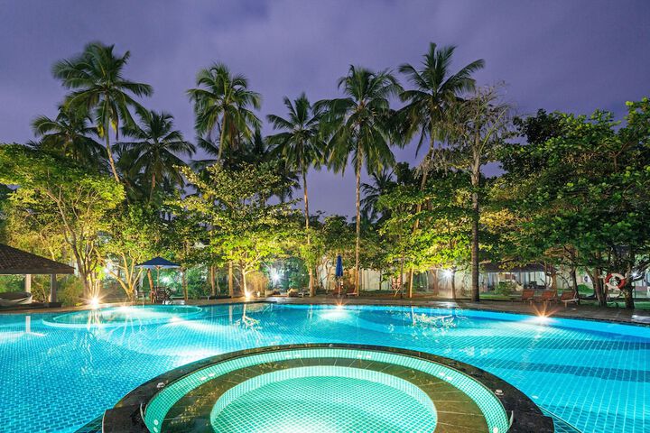 Hotel with Pool