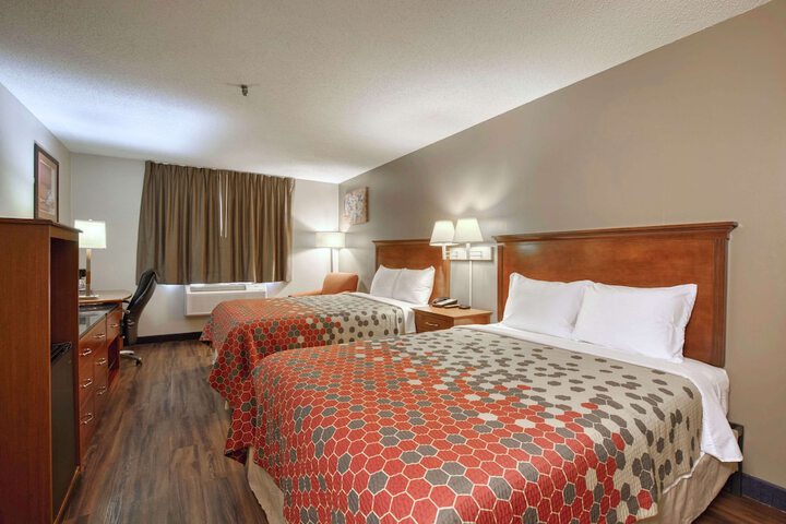 2 Queen Beds (2 of 5)