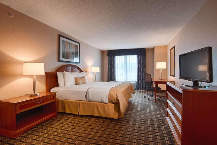 1 King Accessible Comm Assist Roll in Shower Microwave, Refrigerator WiFi Full Breakfast (15 of 16)