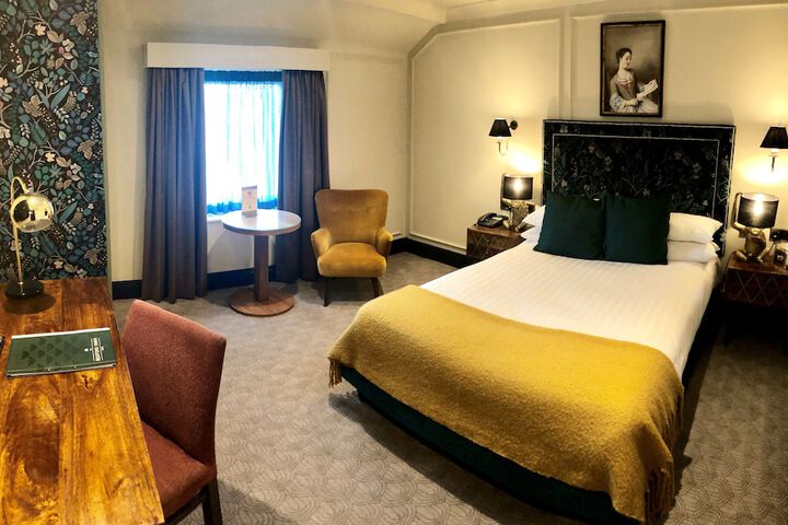 Room 6 of 107