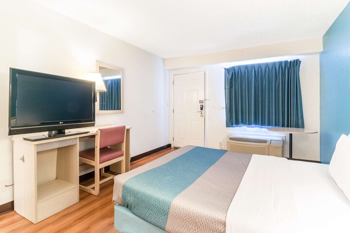 1 Queen Bed (3 of 4)