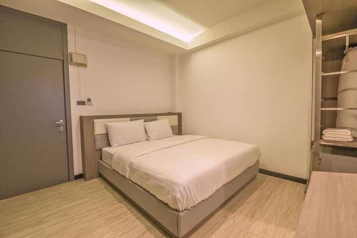Room 9 of 28